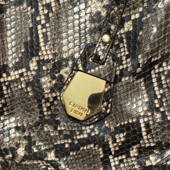 Gianni Bini Monochrome Snakeskin Shoulder Bag - Picture 2 of 3